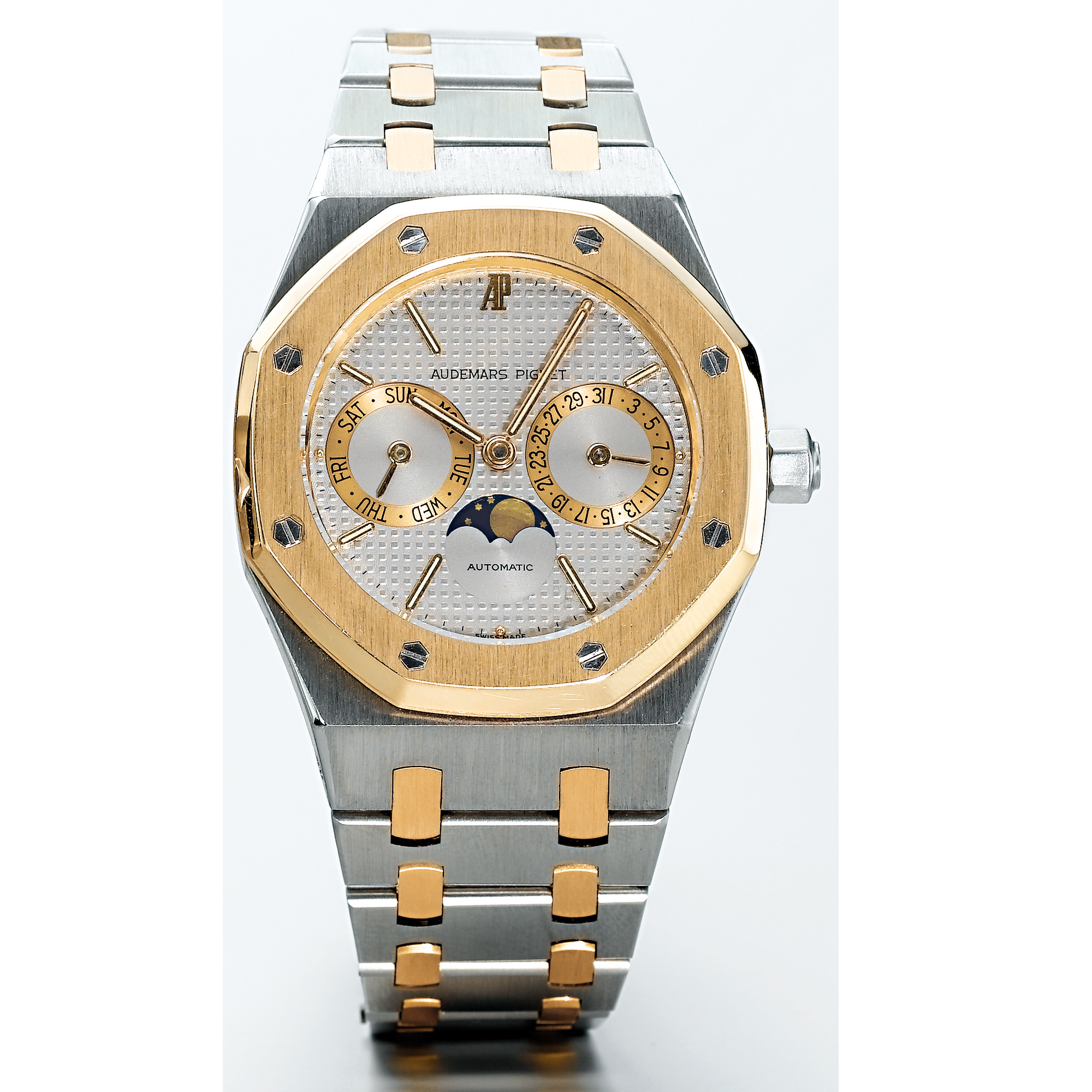 AUDEMARS PIGUET, A STAINLESS STEEL AND GOLD AUTOMATIC BRACELET WATCH WITH DAY, DATE AND MOON-PHASES CIRCA 1998 ROYAL OAK