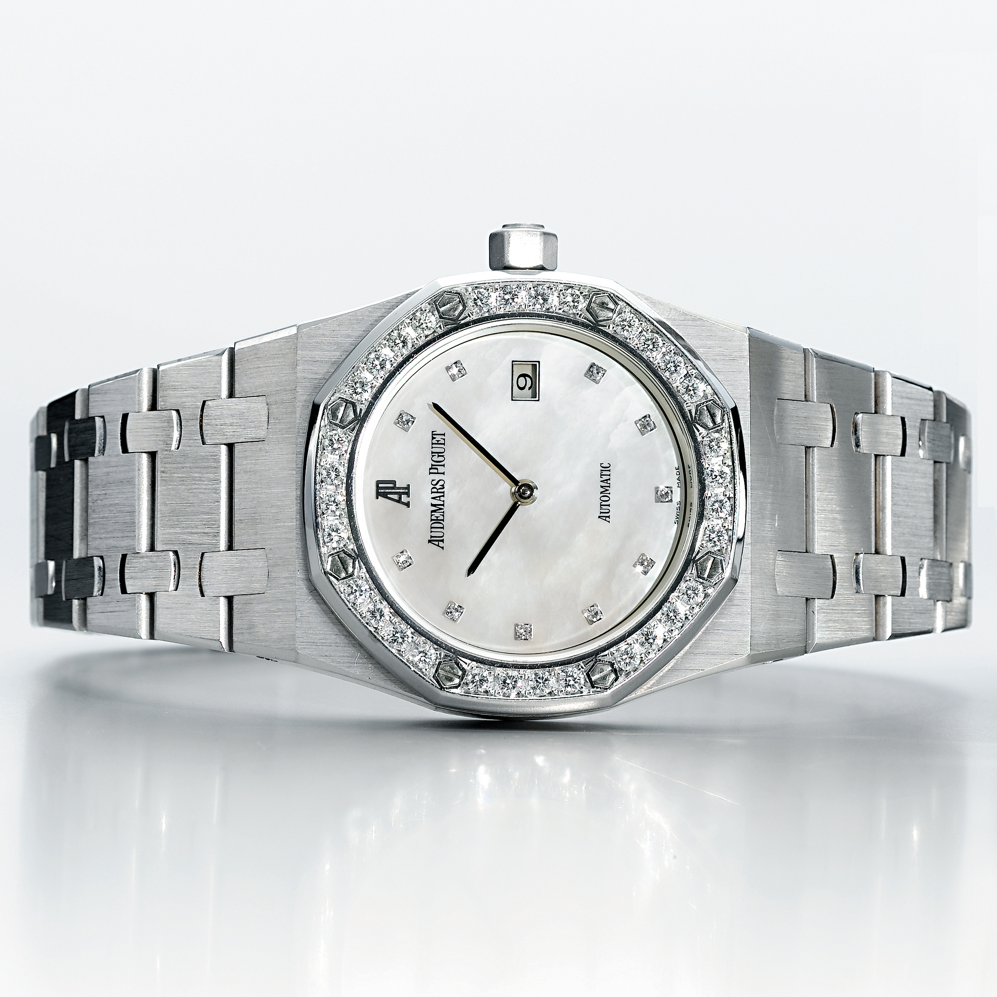AUDEMARS PIGUET, A MID SIZE WHITE GOLD AND DIAMOND SET AUTOMATIC BRACELET WATCH WITH DATE AND MOTHER-OF-PEARL DIALCIRCA 2000 ROYAL OAK