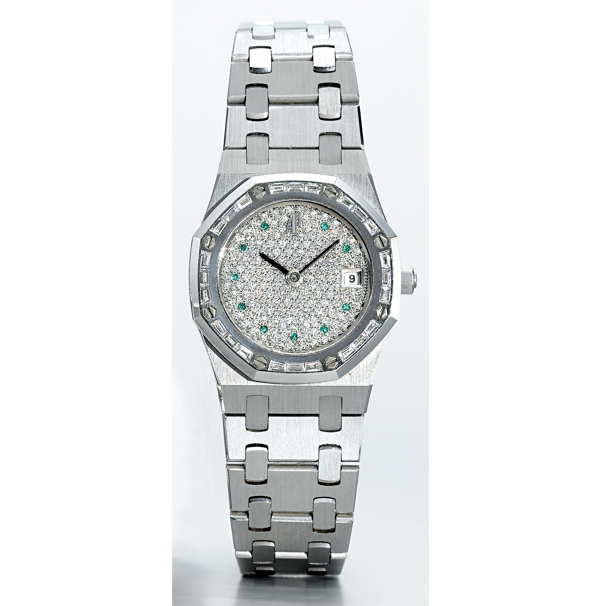 AUDEMARS PIGUET, A LADY'S WHITE GOLD, DIAMOND AND EMERALD SET BRACELET WATCH WITH DATECIRCA 2000 ROYAL OAK MINI NO 254