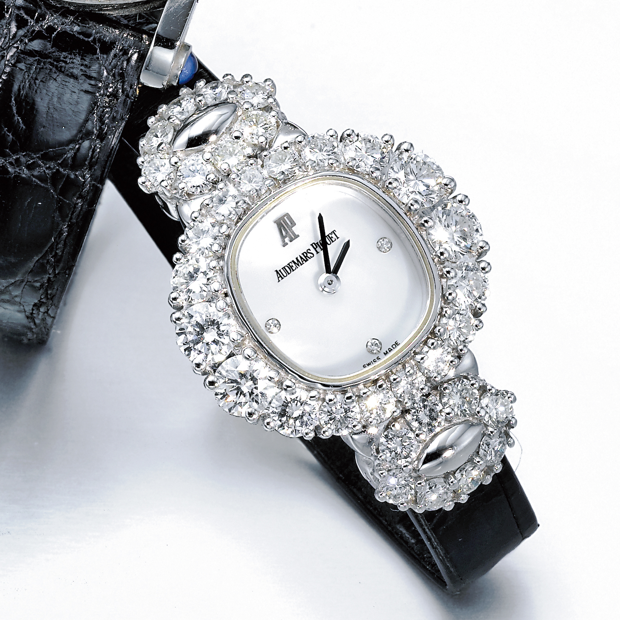 AUDEMARS PIGUET, A LADY'S WHITE GOLD AND DIAMOND SET WRISTWATCH WITH MOTHER-OF-PEARL DIAL CIRCA 2000