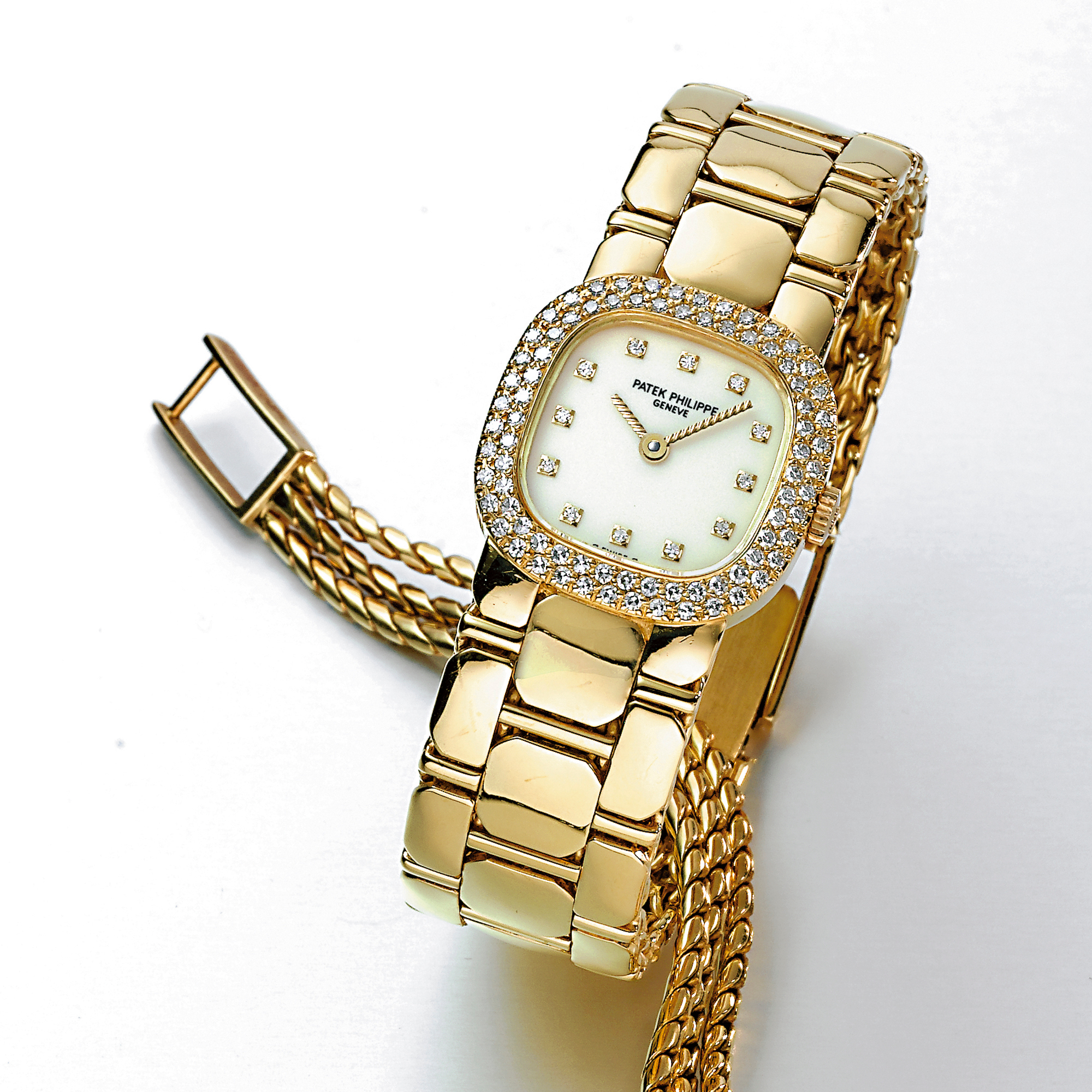 PATEK PHILIPPE, A LADY'S GOLD AND DIAMOND-SET CUSHION FORM BRACELET WATCH CIRCA 1985 REF 4720/1J MVT 1604586 CASE 2845053