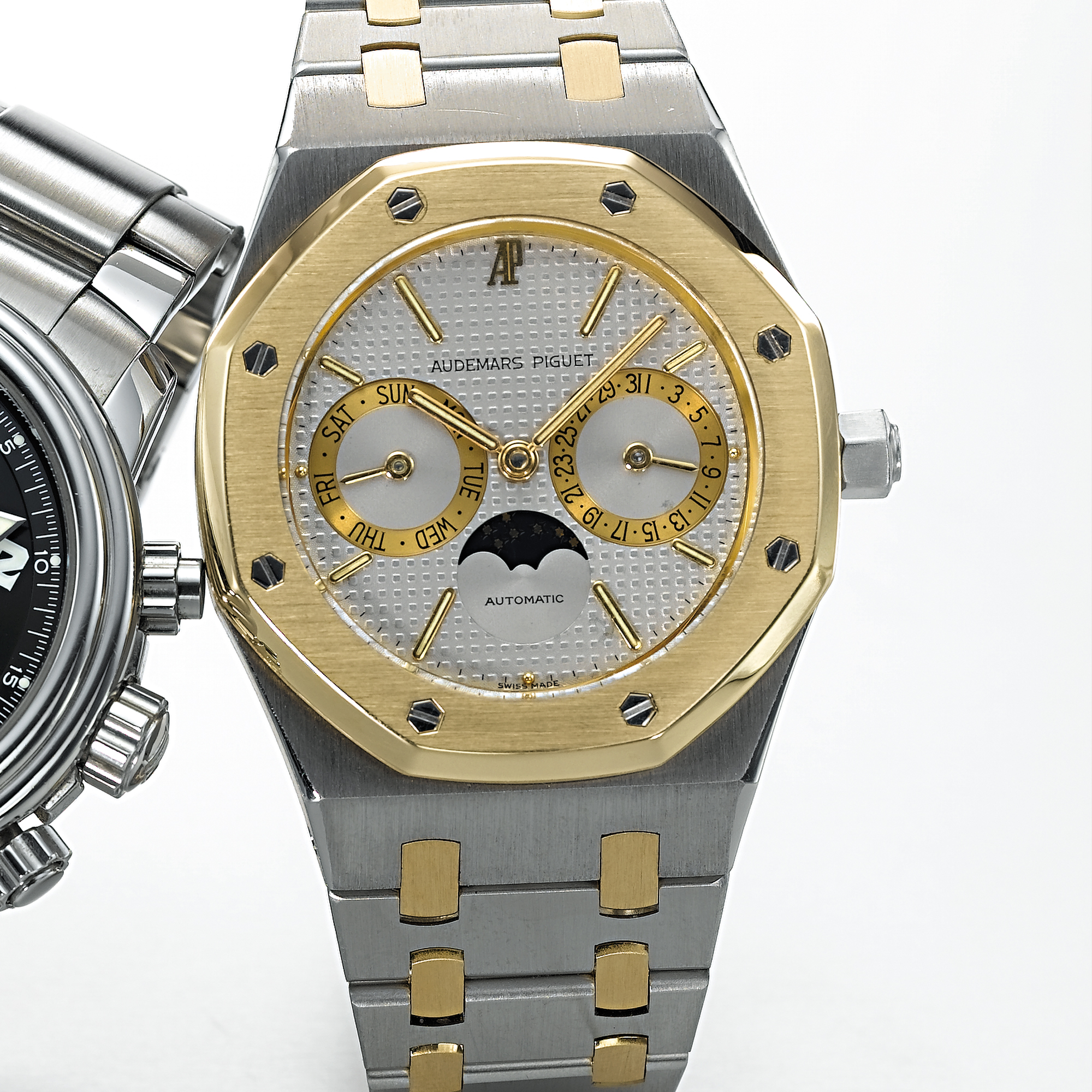 AUDEMARS PIGUET, A STAINLESS STEEL AND GOLD AUTOMATIC BRACELET WATCH WITH DAY, DATE AND MOON PHASESROYAL OAK, CIRCA 1998 