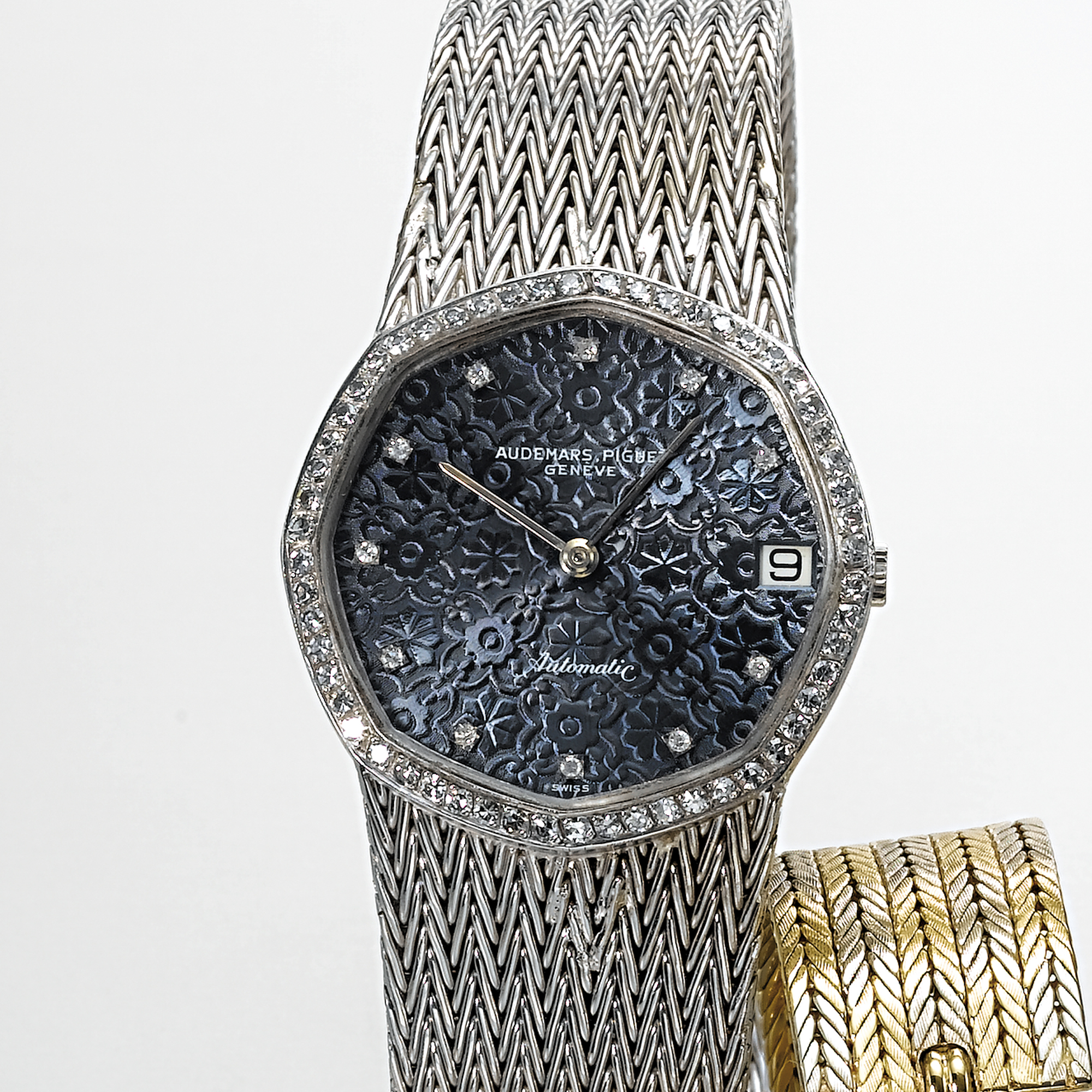 AUDEMARS PIGUET, A WHITE GOLD AND DIAMOND SET AUTOMATIC BRACELET WATCH WITH DATECIRCA 1970