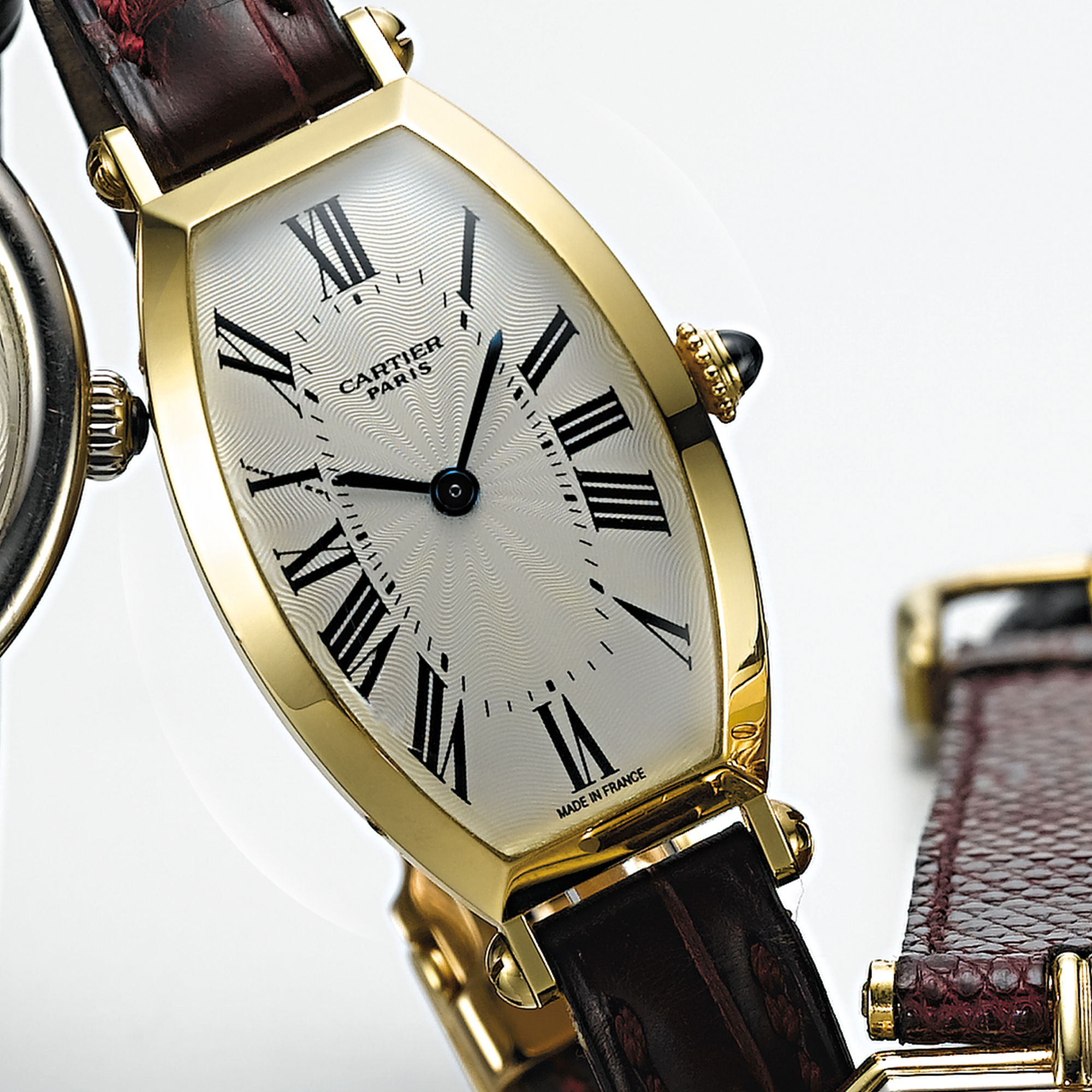 CARTIER, A LADY'S GOLD CURVED TONNEAU FORM WRISTWATCHTONNEAU, CIRCA 2000