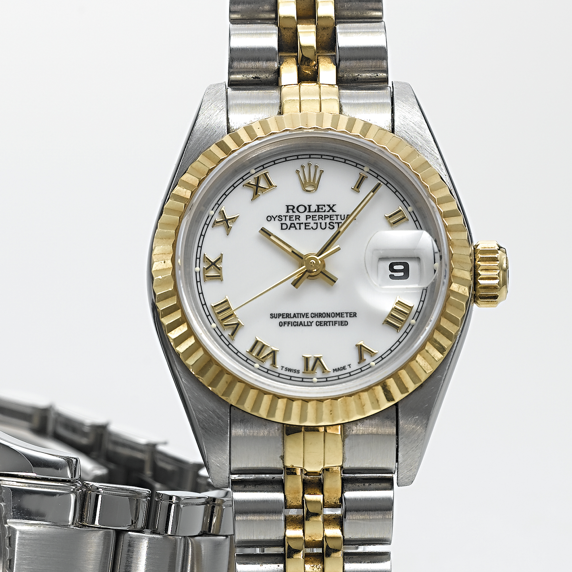 ROLEX, A LADY'S STAINLESS STEEL AND GOLD AUTOMATIC CENTRE SECONDS WRISTWATCH WITH DATE AND BRACELETDATEJUST, CIRCA 1995, REF. 69173 