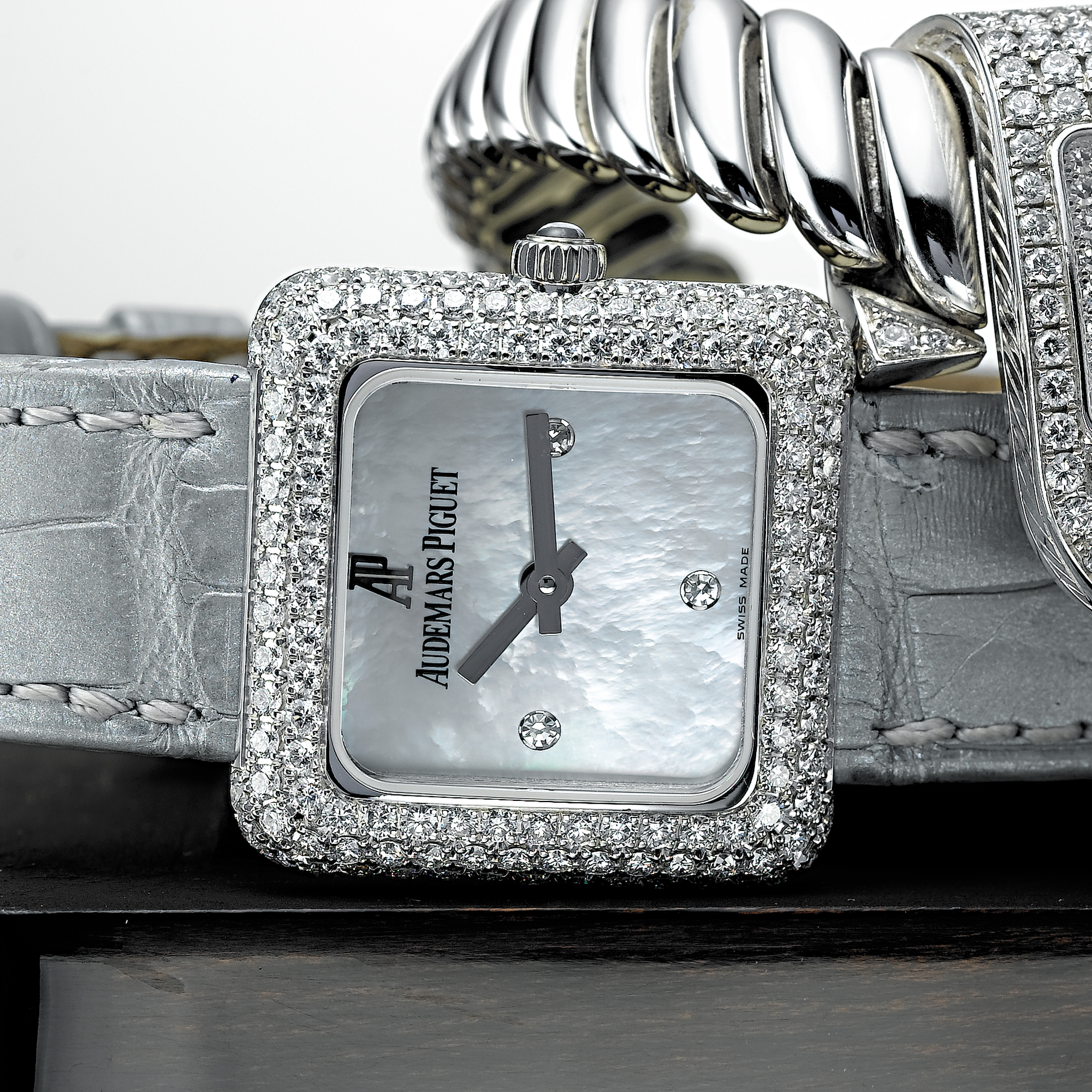 AUDEMARS PIGUET, A LADY'S WHITE GOLD AND DIAMOND SET SQUARE WRISTWATCH WITH MOTHER-OF-PEARL DIALCIRCA 2003