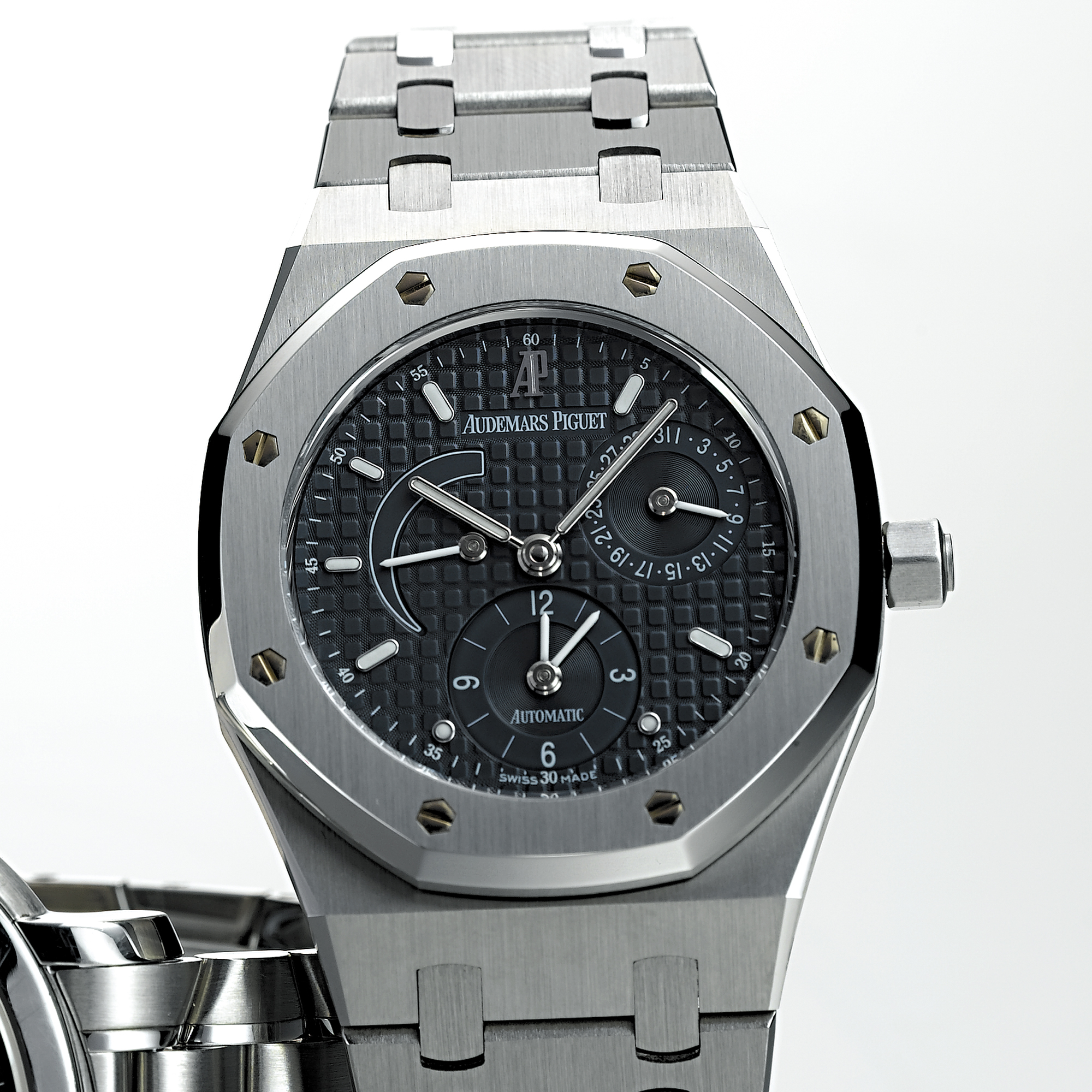 AUDEMARS PIGUET, A MID SIZE STAINLESS STEEL AUTOMATIC DUAL TIME ZONE BRACELET WATCH WITH POWER RESERVE INDICATION AND DATEROYAL OAK, CIRCA 2005