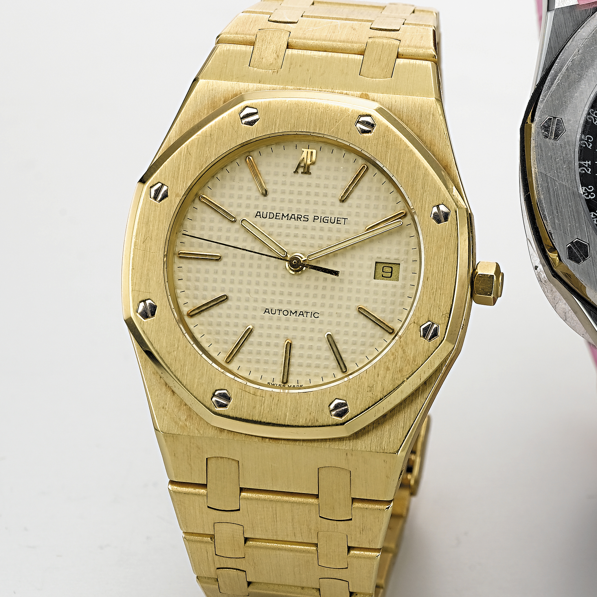AUDEMARS PIGUET, A GOLD AUTOMATIC CENTRE SECONDS OCTAGONAL BRACELET WATCH WITH DATEROYAL OAK, CIRCA 1995