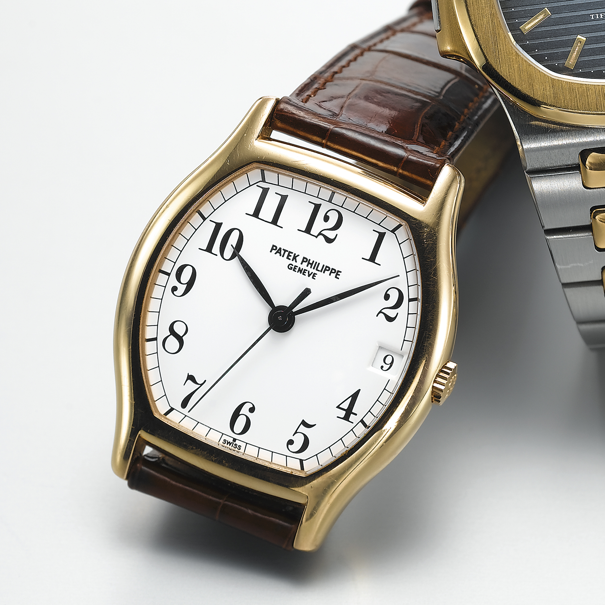 PATEK PHILIPPE, A GOLD AUTOMATIC CENTRE SECONDS TONNEAU  WRISTWATCH WITH DATECIRCA 1995, NO. 3.001.672, REF. 5030